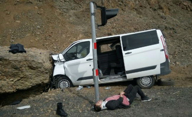 Cezaevi aracı kayaya çarptı: 5'i asker 7 yaralı