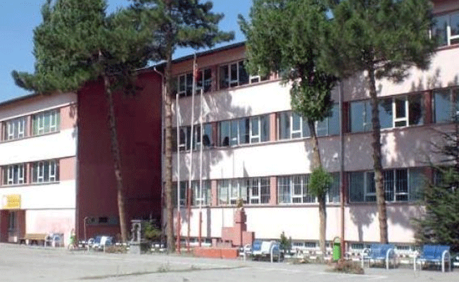 Lise öğrencisi, müdür yardımcısını bıçakladı! Sebebi ise...