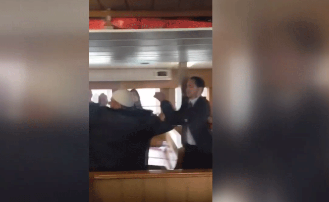 Takkeli adam vapurdaki müzisyenlere ‘misyoner’ deyip saldırdı