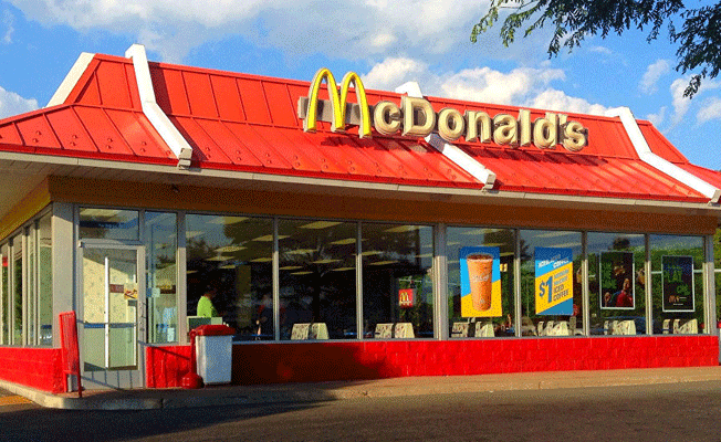 30 adet duble çizburger siparişi reddedilince McDonald's logosuna saldırdı