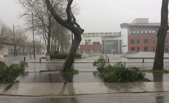 İstanbul'da sağanak yağış beklenirken dolu yağdı