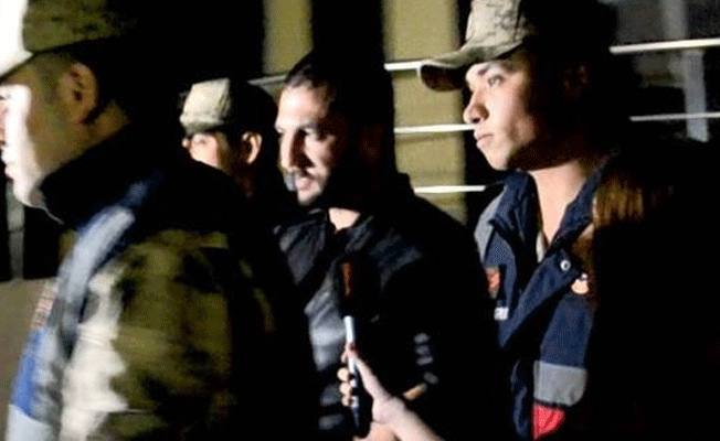 Eşini öldürmekten tutuklanan sanık polis aracında ‘Rabia’ işareti yaptı