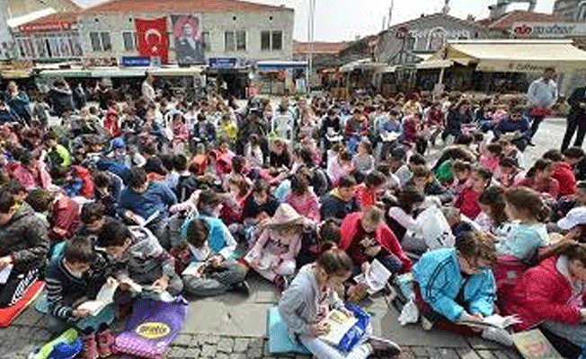 Demokrasi Meydanı'nda kitap okuma etkinliği