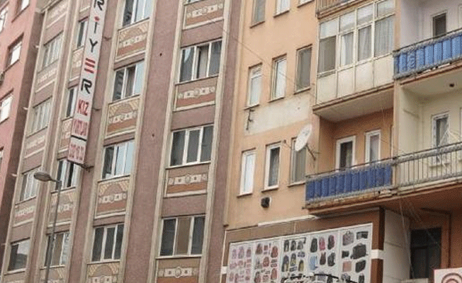 Soyunup çatıya çıkan üniversite öğrencisi, çay teklifiyle ikna edildi
