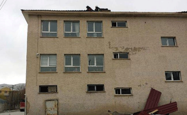 Fırtına faciası! Öğrenciler dersteyken çatı uçtu!