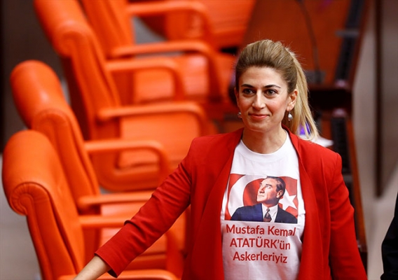 CHP'li Didem Engin'den Atatürk tişörtlü protesto
