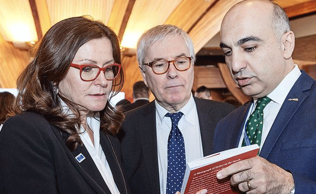 Başkan 'Adalet Yürüşü' kitabını hediye etti