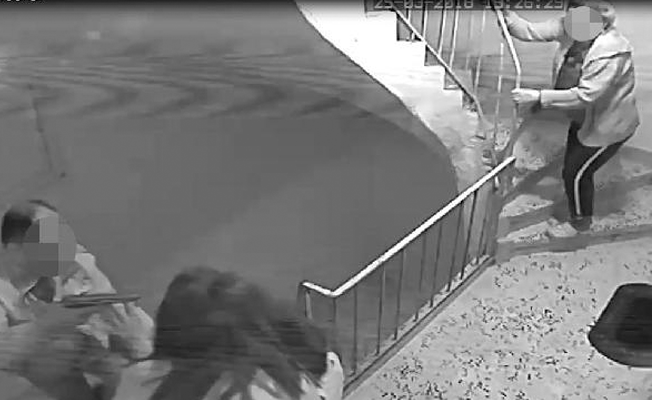 Polis, kavga ettiği komşusuna silah çekti