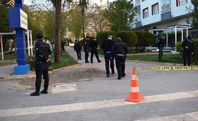 Kızını 2 erkek arkadaşıyla görünce dehşet saçtı!