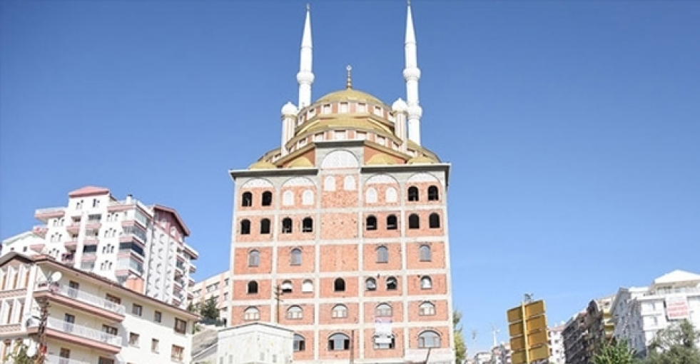 Ankara'da mimari harikası apartman üstü cami!