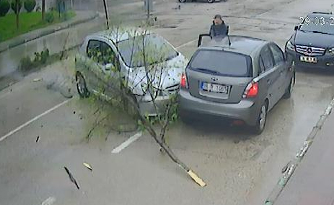 Çarptığı otomobilde 1 kişi yaralanan sürücü, düşen plakayı alıp kaçtı