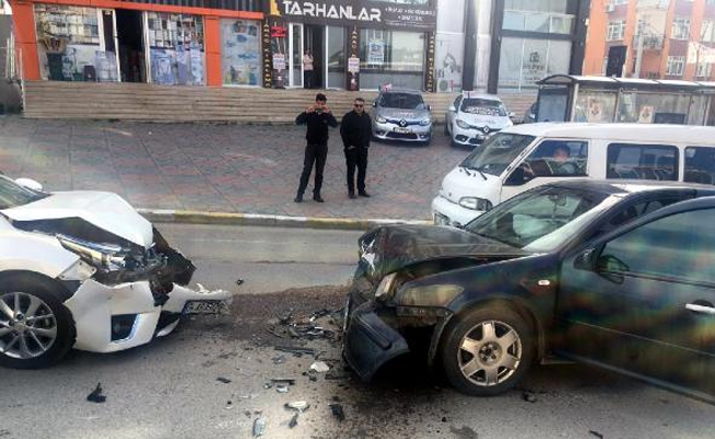 Ters yöne giren sürücü ve arkadaşı kaza yapınca bayıldı