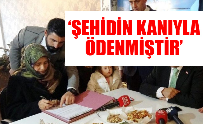 Şehit annesi ibareyi okuyunca gözyaşlarına hakim olamadı