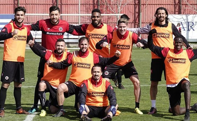 Herkesi şaşırttı... Golü engellemek için...