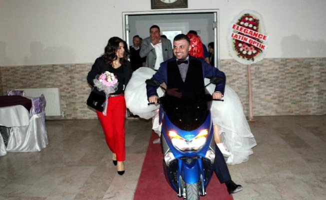 Motosiklet tutkunu çift, düğün törenlerine motorla katıldı