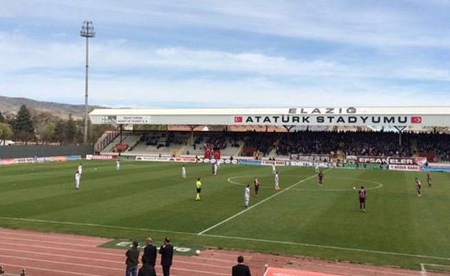 Futbolcular bir dakika hareketsiz kaldı! Sebebi ise...