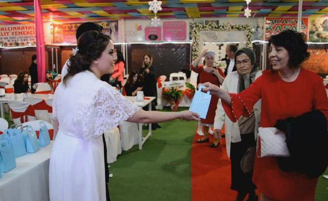Davetlilere nikah şekeri yerine kedi- köpek maması dağıttılar