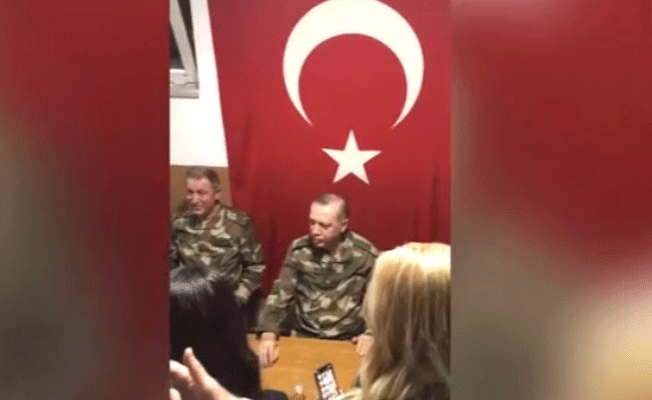Cumhurbaşkanı Erdoğan ünlü isimlerle birlikte türkü söyledi