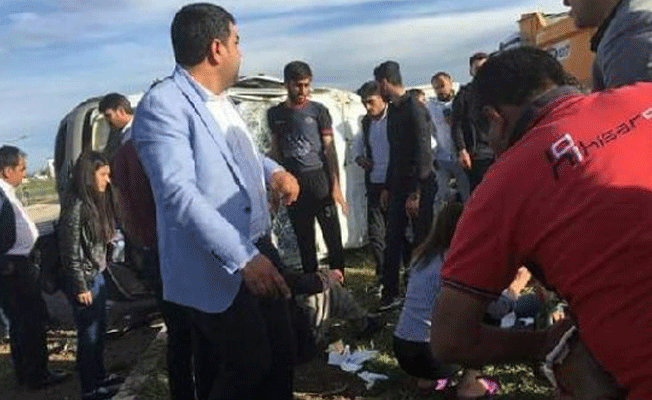 Minibüs ile otomobil çarpıştı: Çok sayıda yaralı var