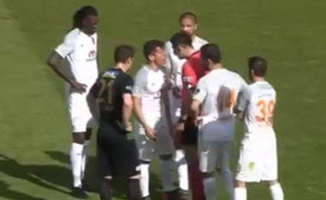 Emre Belözoğlu hakemi fırçaladı!