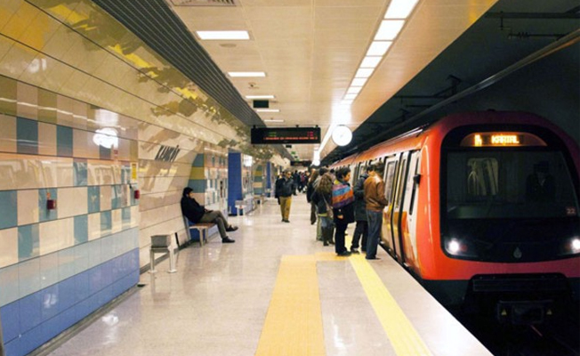 Taksim metrosunda panik! Yaşlı adam kapıya sıkıştı!