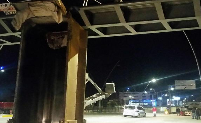 Denizli'de inanılmaz görüntü! Açık unutulan kamyon damperi...