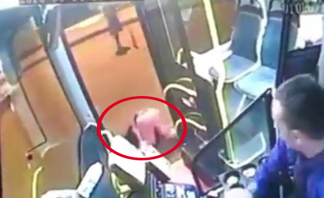 Seyir halindeki otobüsten düştü... Şoför görevden alındı