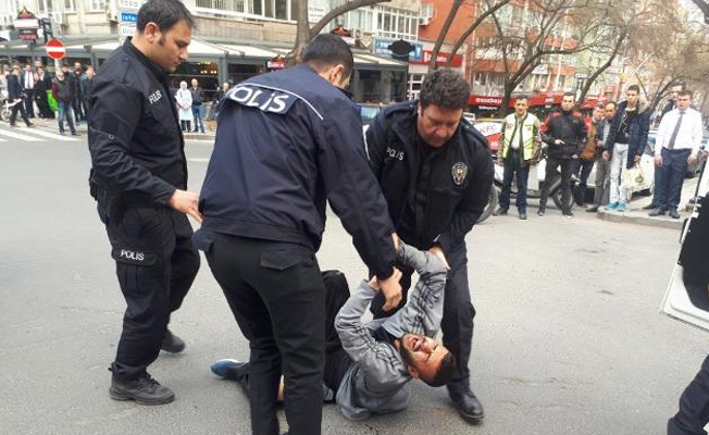 Başkent'te ortalık karıştı... Polise bıçak çektiler