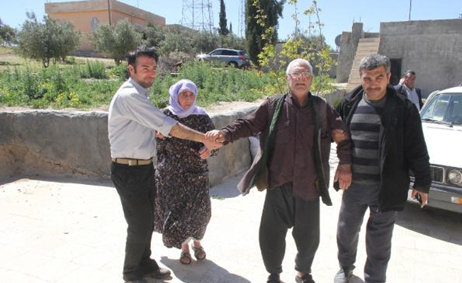 'Polisiz' diyerek girdikleri evde yaşlı çifti dövüp, 86 bin lirayı aldılar