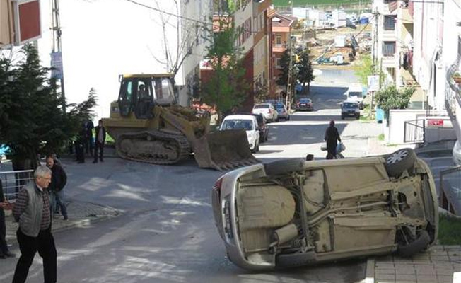 Deprem zannettiler,yürekleri ağzına geldi... İş makinesi ortalığı birbirine kattı