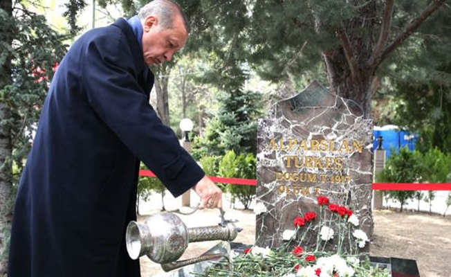 Cumhurbaşkanı Erdoğan Alparslan Türkeş’in mezarını ziyaret etti