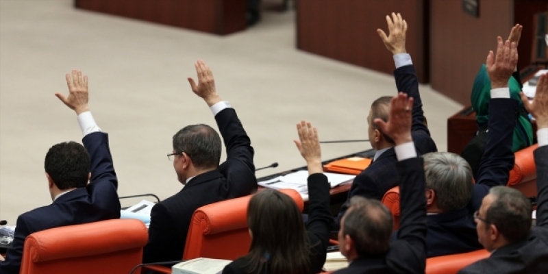 AKP ve MHP 'konuşmadı', 30 anlaşma jet hızıyla geçti