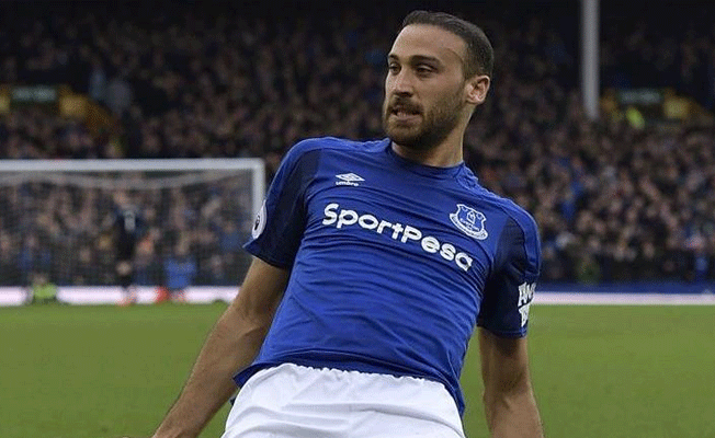 Türk taraftarlar Cenk Tosun'u oy yağmuruna tuttu