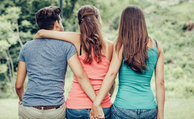 4 kişiyle ilişkisi olan adama sevgilileri saldırdı