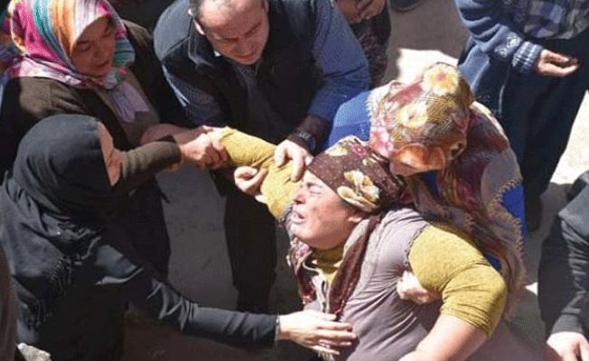 Annesi tabutu görünce sinir krizi geçirdi!
