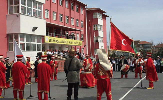 Abdülhamit'in torunu devlet lisesinde mehterle karşılandı