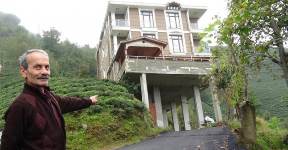 Rize'de 'harika mimari'; yolun üzerine ev inşa edildi!