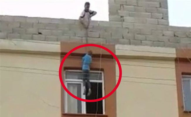 Çilingir çağırmadı, çocuğunu iple damdan sarkıttı
