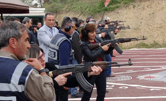 Polislerden muhtarlara kalaşnikoflu eğitim