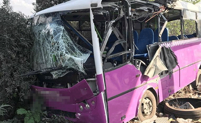 Lastiği patlayan halk otobüsü üst geçide çarptı: 14 yaralı