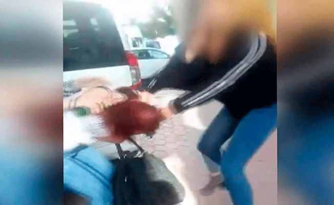Liseli kızların feci kavgası kamerada