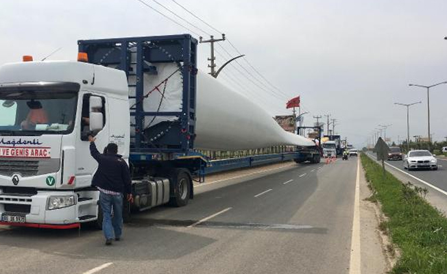 Dev pervanelerle yüklü 3 TIR, Manisa'nın Turgutlu ilçesinden geçirildi