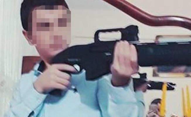 Pompalı tüfenkle poz veriyordu... Dehşet anları