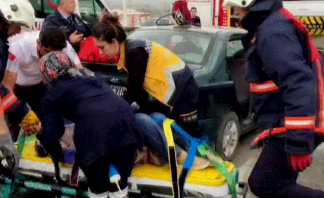 Otomobil, okul servisine çarptı: Ölü ve yaralılar var