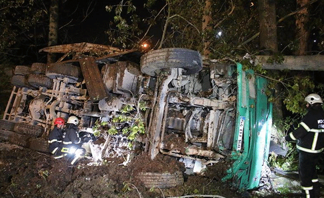 Freni boşalan kamyon kaza yaptı, 1 ölü