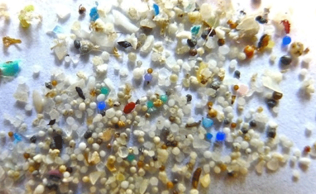Her yemek yediğinizde minik plastik parçalar yutuyor olabilirsiniz