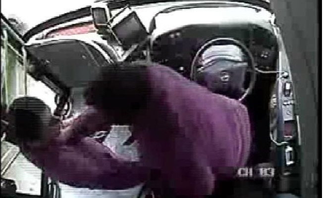 Şoför ile silahlı yolcu kavga etti, otobüs kontrolsüz kaldı