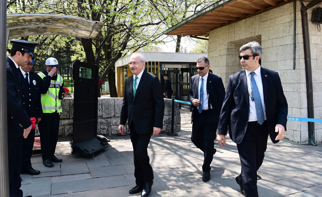 CHP lideri polisleri tek tek kutladı...