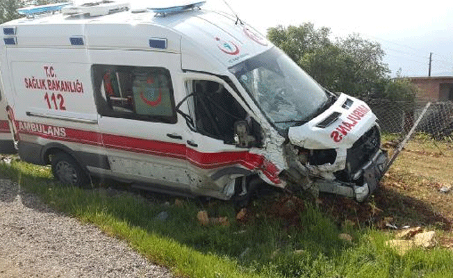 Ambulansla minibüs çarpıştı: Yaralılar var
