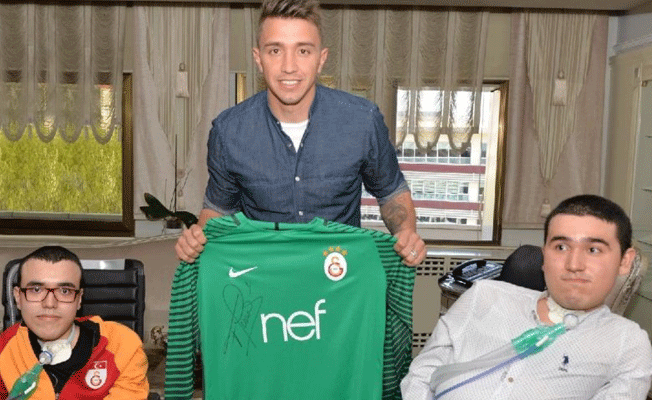 Terim ve Muslera'dan kas hastası gençlere moral ziyareti